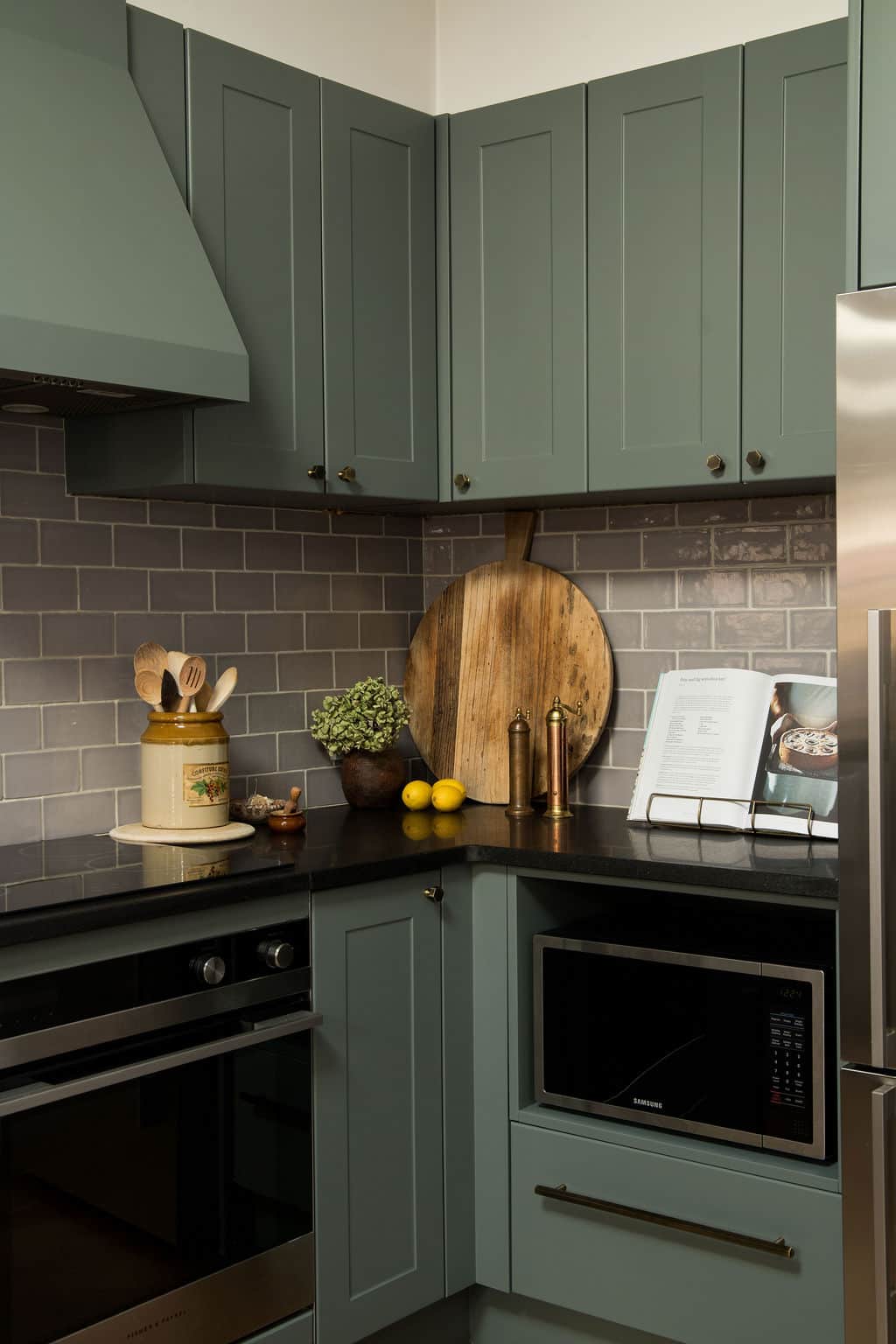 Fully equipped kitchen with stove, oven, microwave, coffee maker, toaster and large fridge Fully equipped kitchen with stove, oven, microwave, coffee maker, toaster and large fridge