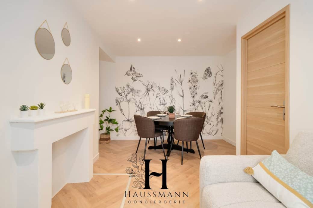 L’espace repas comprend une table ronde pour 4 personnes, des chaises confortables et un coin salon accueillant, idéal pour vos moments conviviaux. L’espace repas comprend une table ronde pour 4 personnes, des chaises confortables et un coin salon accueillant, idéal pour vos moments conviviaux.