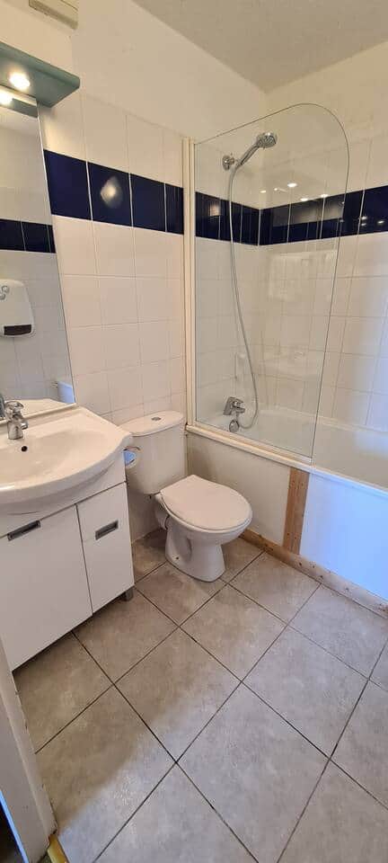 Voici la salle de bain