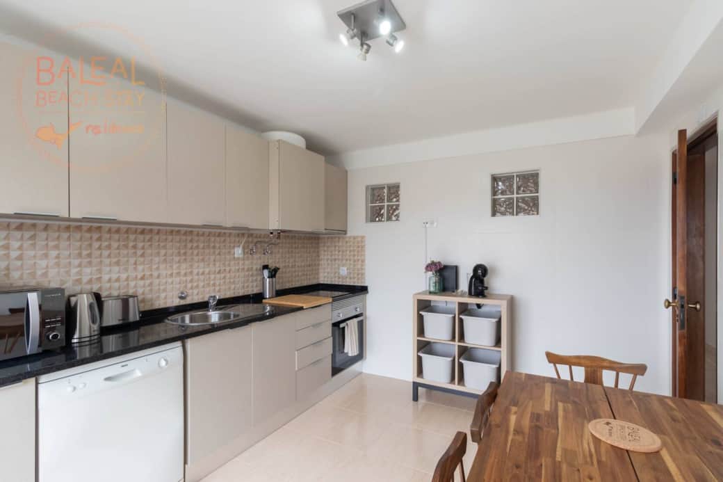 Our cozy dining corner  is ideal for enjoying meals, coffee breaks ☕, or casual snacks. Spacious, airy, and welcoming, it’s the perfect spot to socialize, plan your day, or unwind after surfing .
