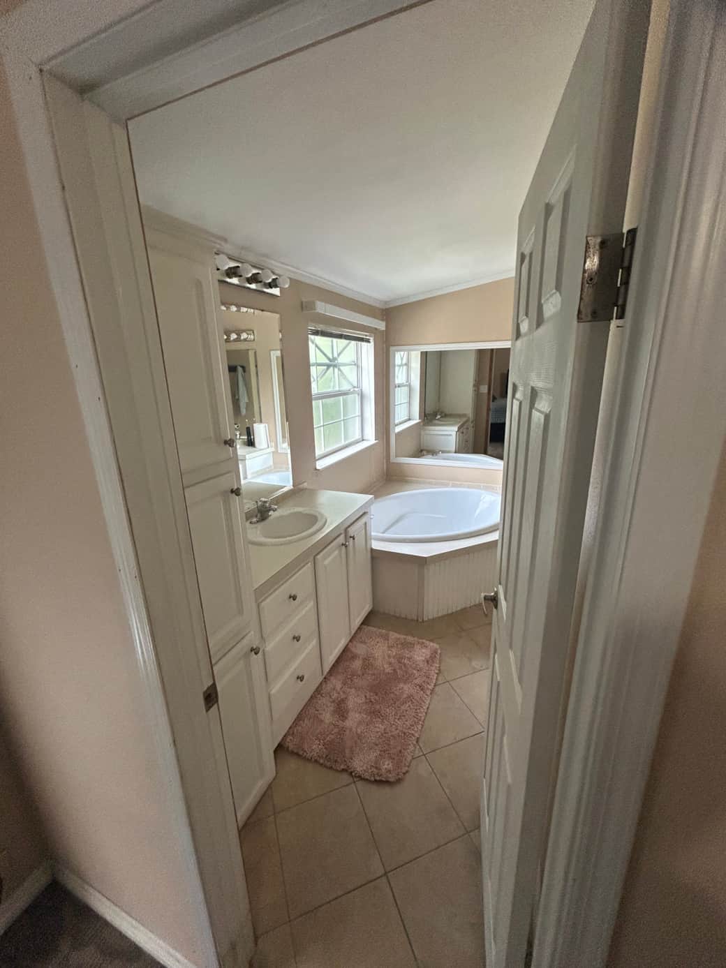 Spacious Master Bath With Shower, Bathtub, 2 Sinks, & Walk In Closet