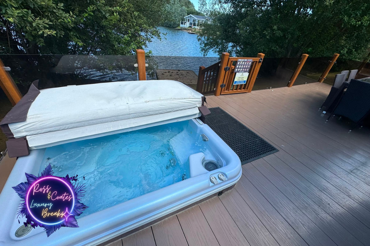 Hot Tub overlooking Osprey Lake