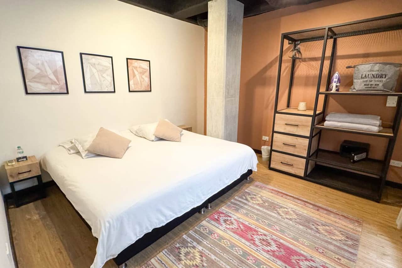 Hospedaje en Medellín con amplio dormitorio