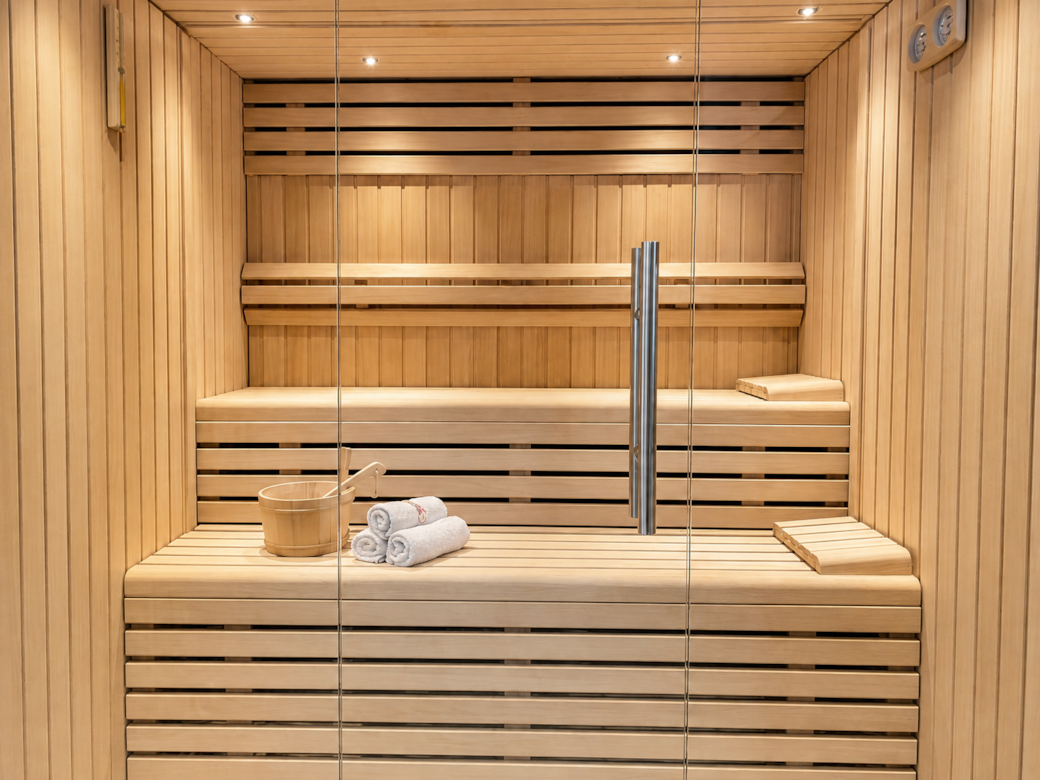 róximamente, nueva experiencia Wellness a partir del 01/11/2026. Sauna privada con puerta de Cristal