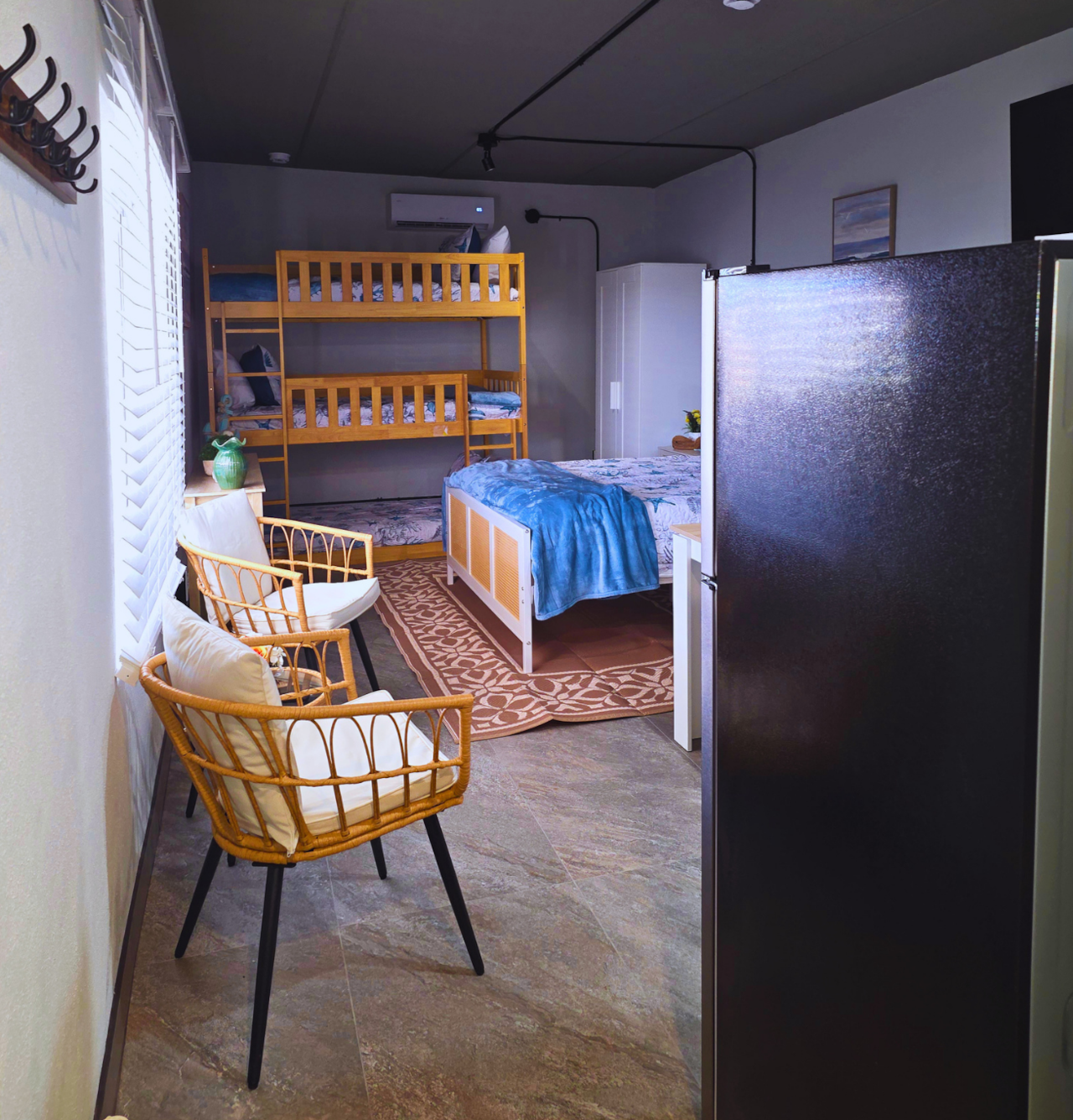 Relax by the coast in a fully equipped studio with queen bed and kitchen. Treasure Island, FL