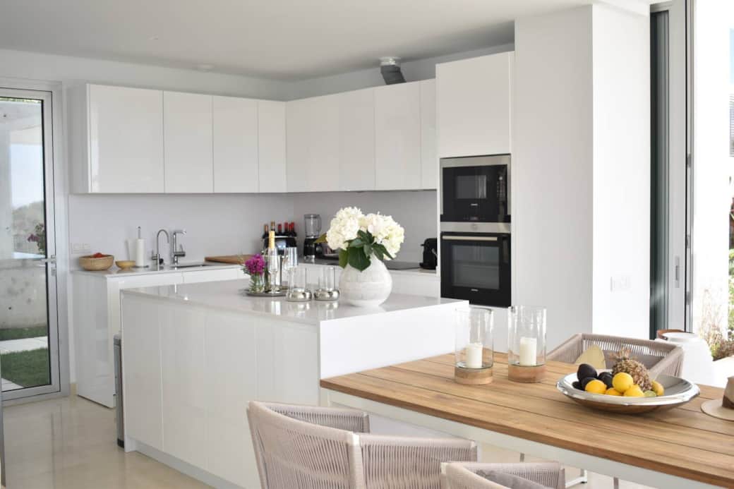 Kitchen and indoor dining table
Kitchen and indoor dining table
