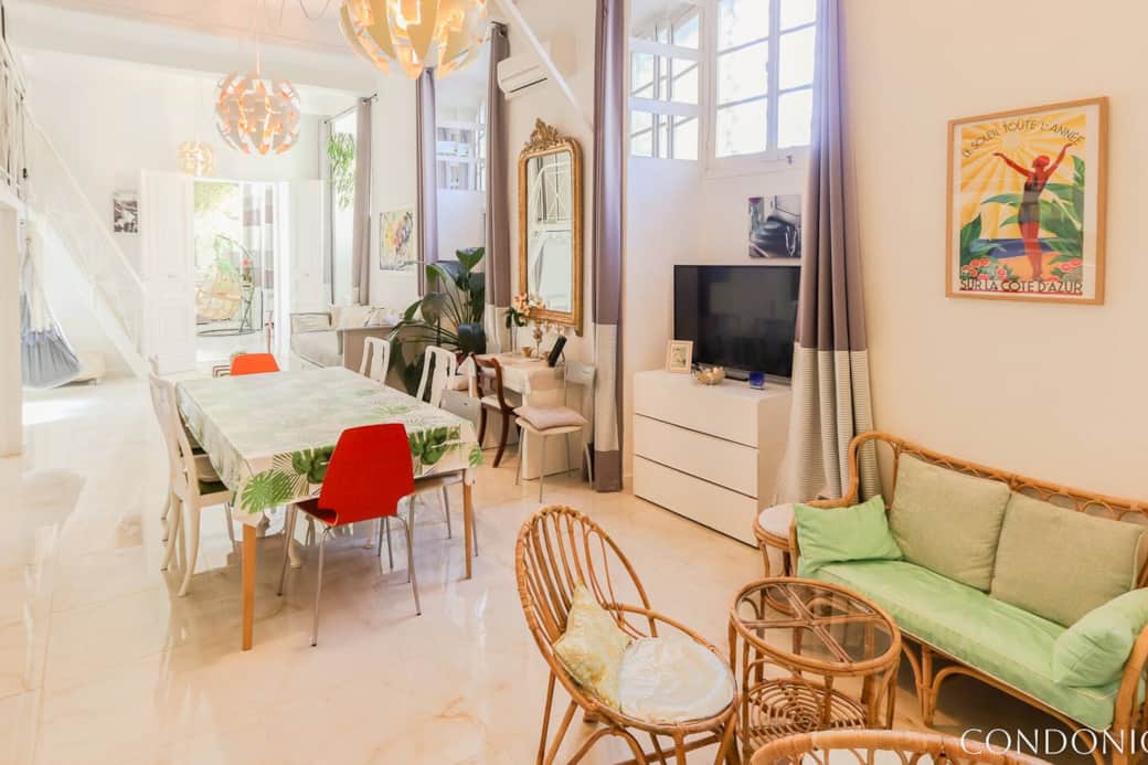 Deuxième salon cathédrale , 4 mètres  de hauteur de plafond. 