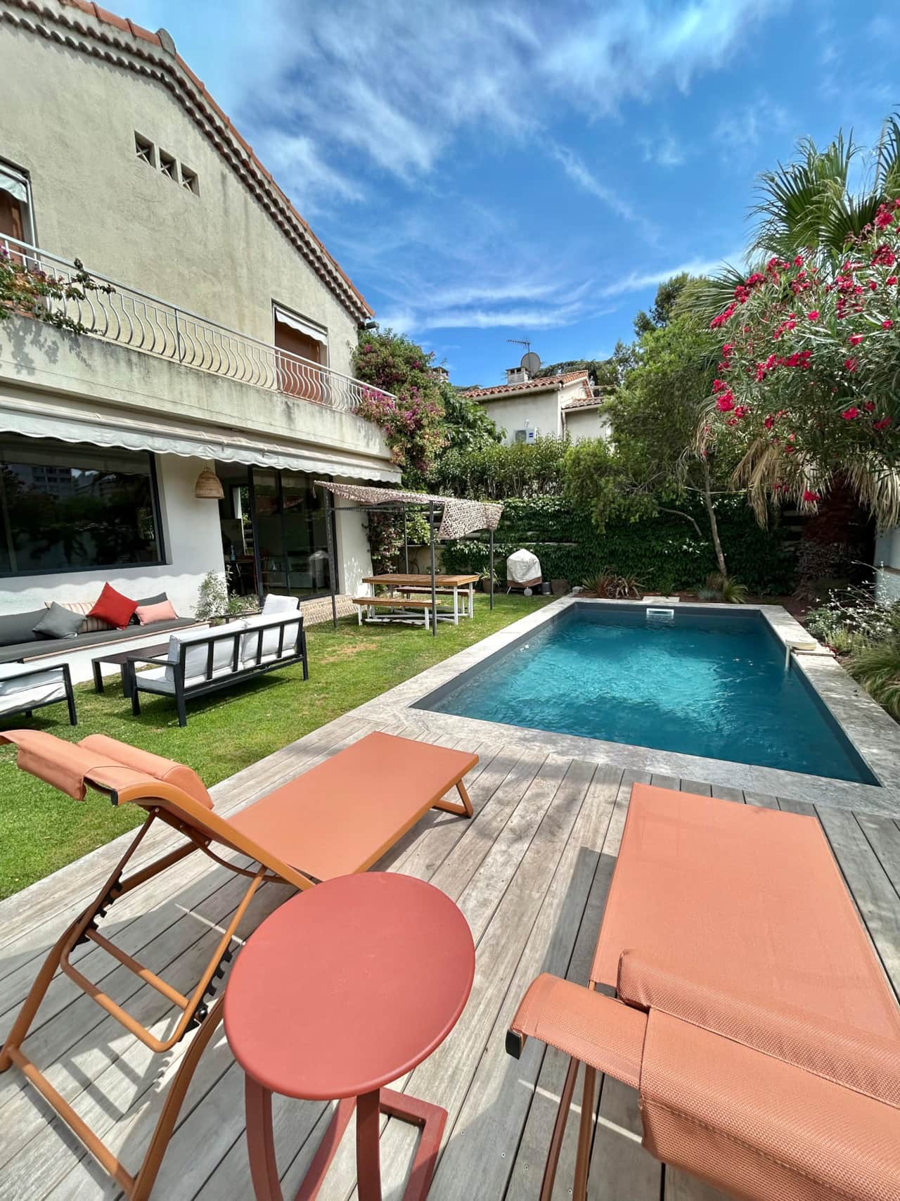 jardin, piscine, pelouse, tables, chaises, façade, salon de jardin