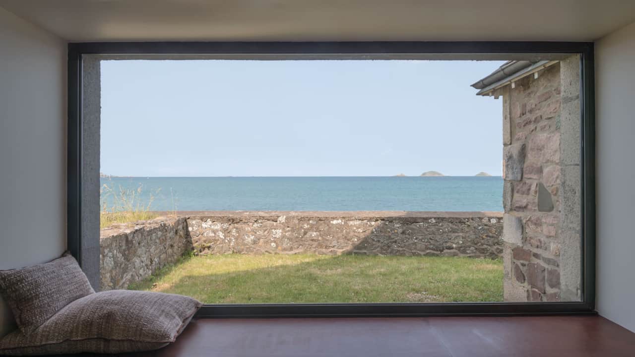 Villa Mona - la vue sur la baie depuis l'embrasure aménagée de la baie du séjour @ Patrick Miara
