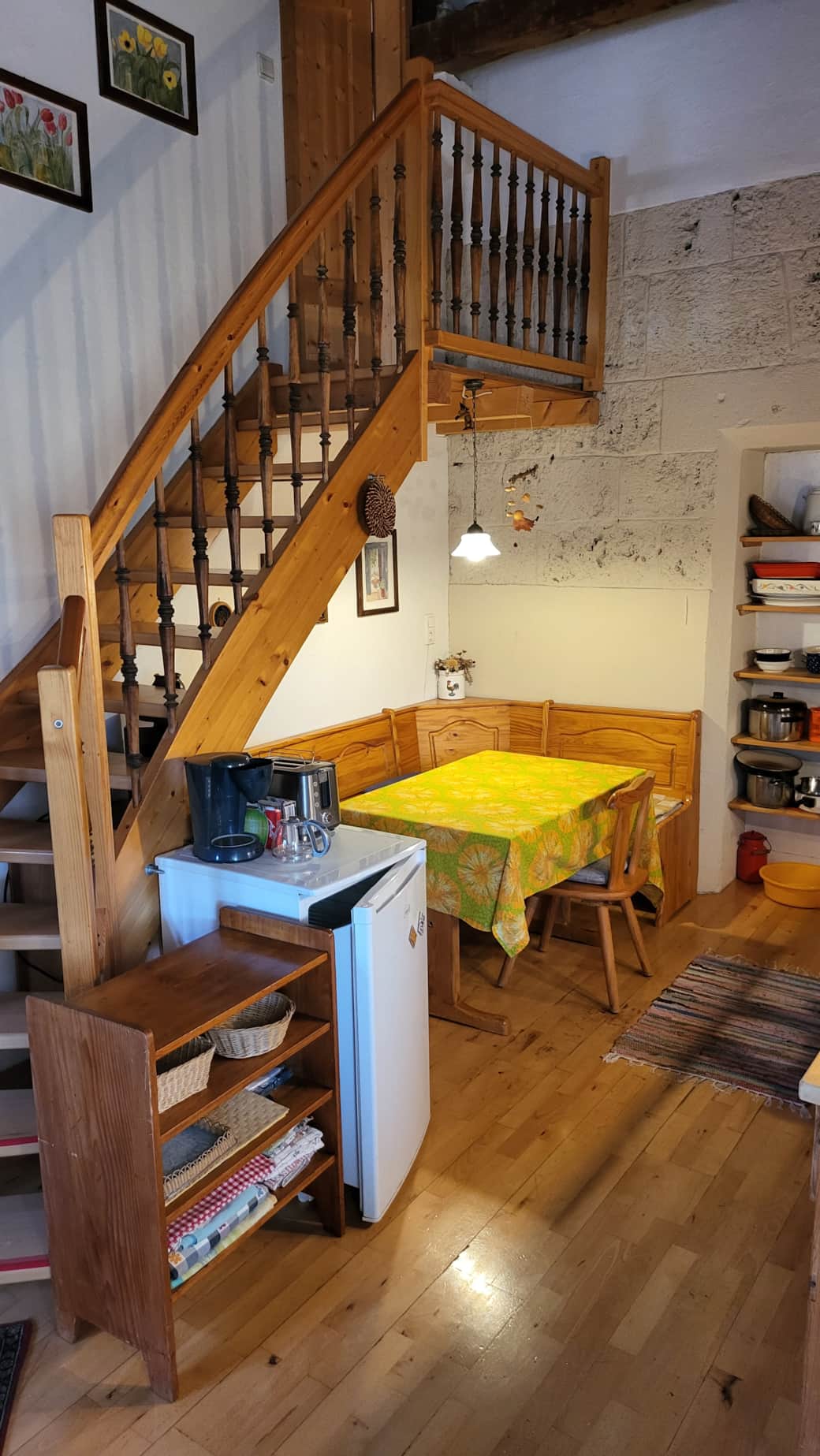 Treppe zum Schlafzimmer  und Esstisch
