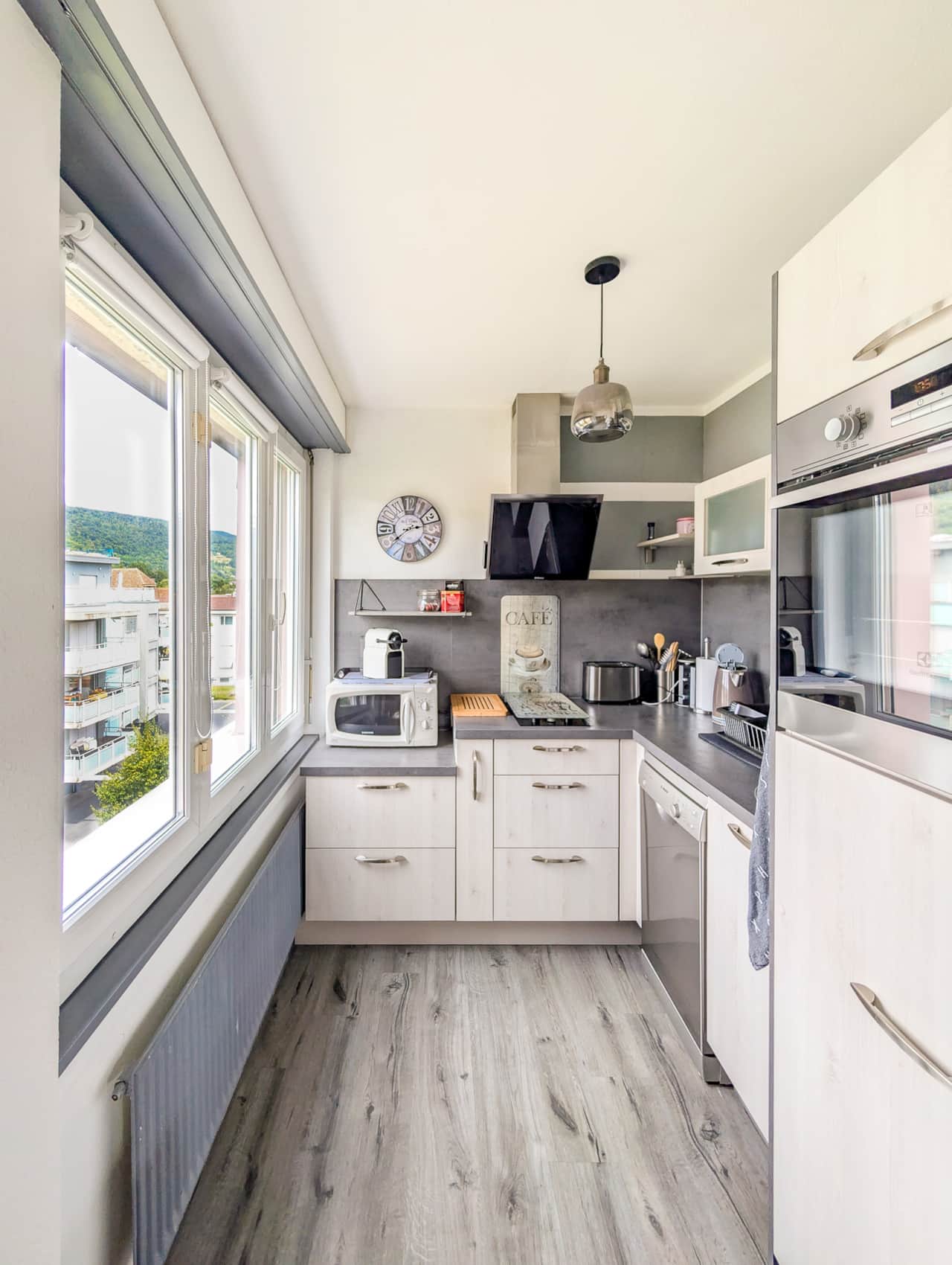 Modern and bright kitchen
