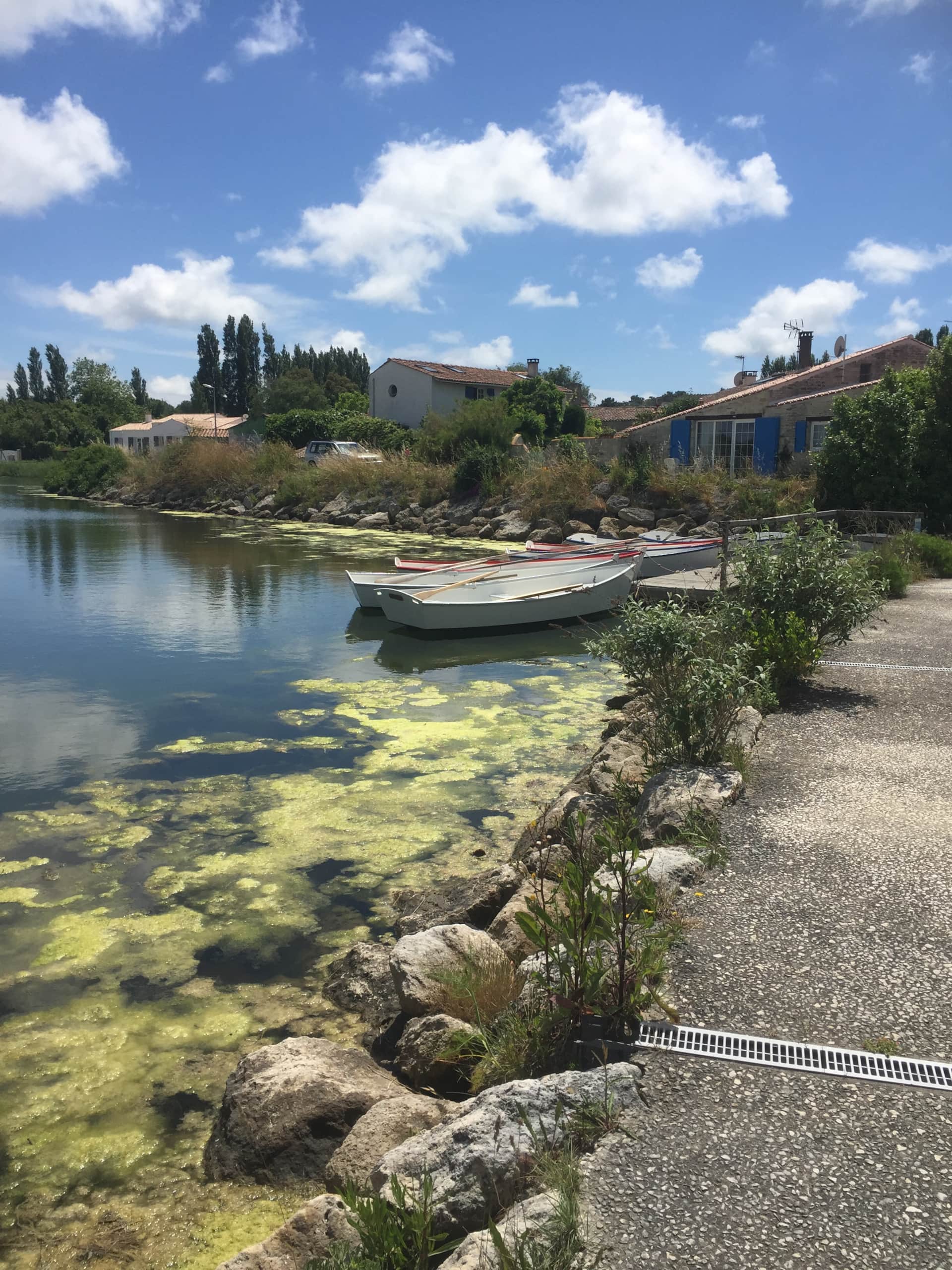 Port des Salines auf der Île d’Oléron mit traditionellen Hütten und Booten