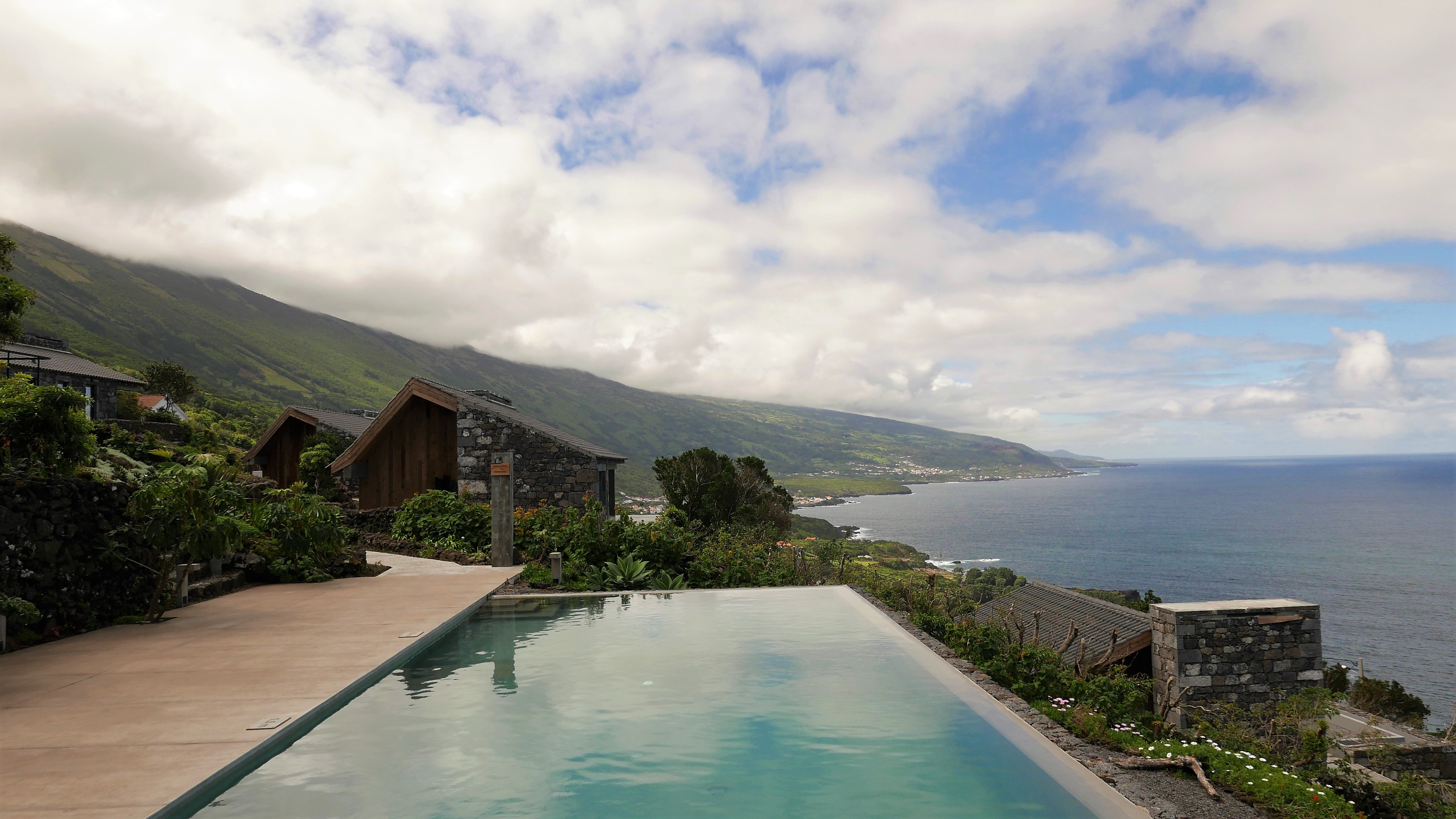 Vista de Nascente - casa à direita/ View from the pool - house on the right