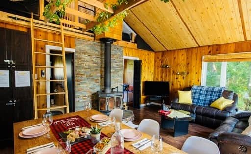 Espace air ouvert, plafond cathédrale. Chalet Zenitude 2, St-André-Avellin, Lac Simonet