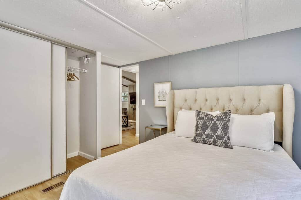 Second bedroom (queen bed)