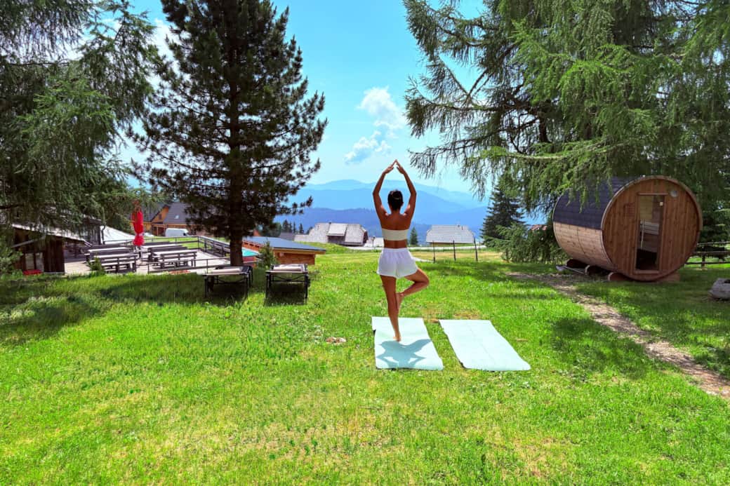 Yoga auf der Sommerwiese mit Fasssauna und Panoramablick Yoga auf der Sommerwiese mit Fasssauna und Panoramablick