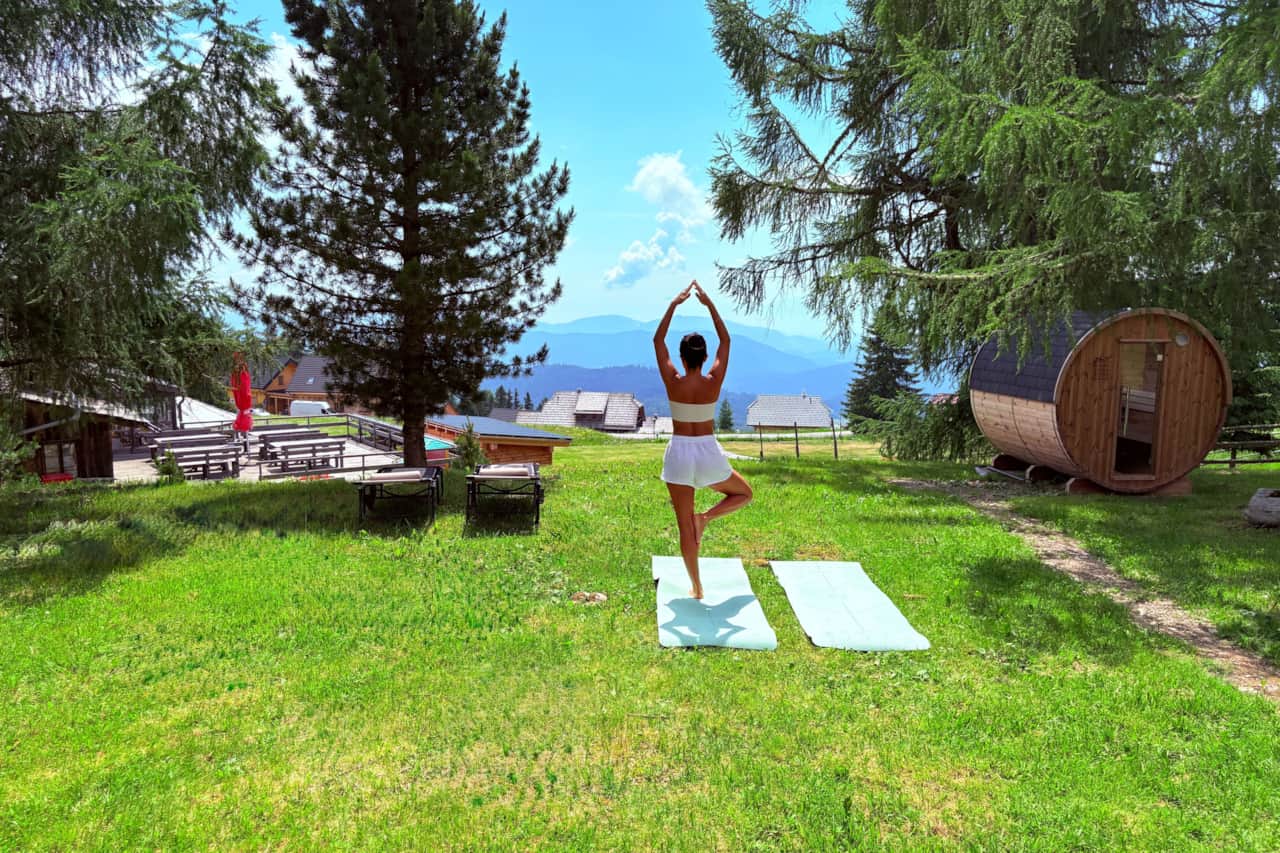 Yoga auf der Sommerwiese mit Fasssauna und Panoramablick