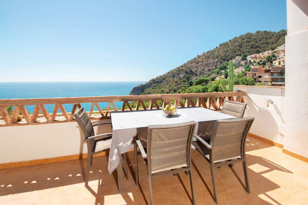 Terrace of the living room with view of Cerro Gordo cliffs