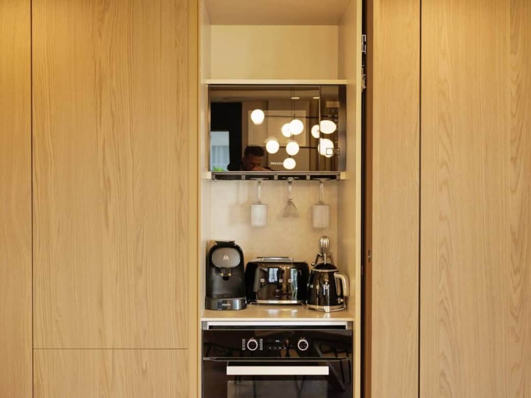 Start your day with everything within reach with this integrated breakfast station. Prepare your coffee, tea, or toast instantly with total convenience. Functionality and modern design for easy, enjoyable mornings in style.