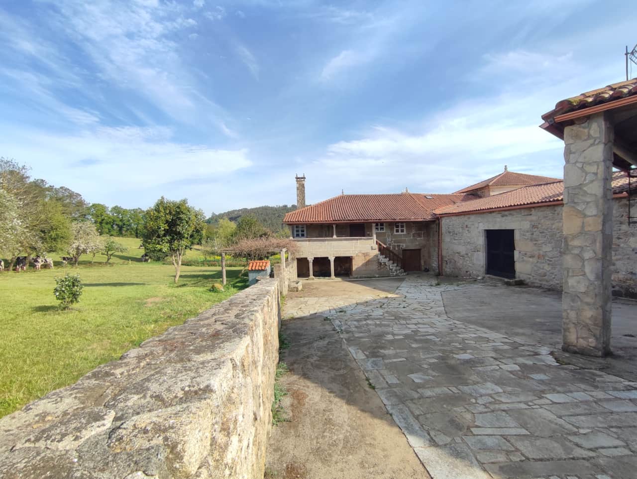 Muro de piedra y casa