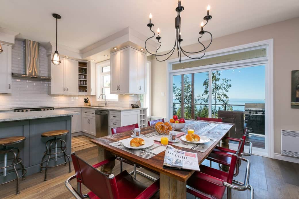 Grande salle-à-manger avec vue sur le fleuve Grande salle-à-manger avec vue sur le fleuve
