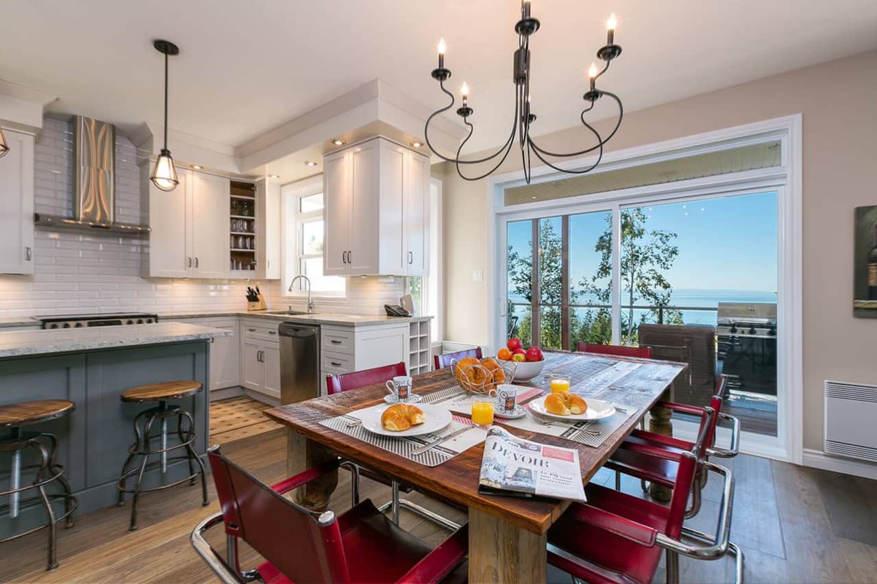 Grande salle-à-manger avec vue sur le fleuve