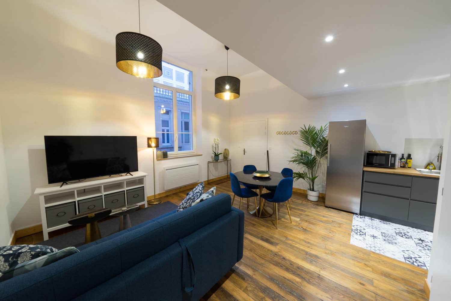 Salon lumineux d'un appartement meublé AppartUnique à Vichy