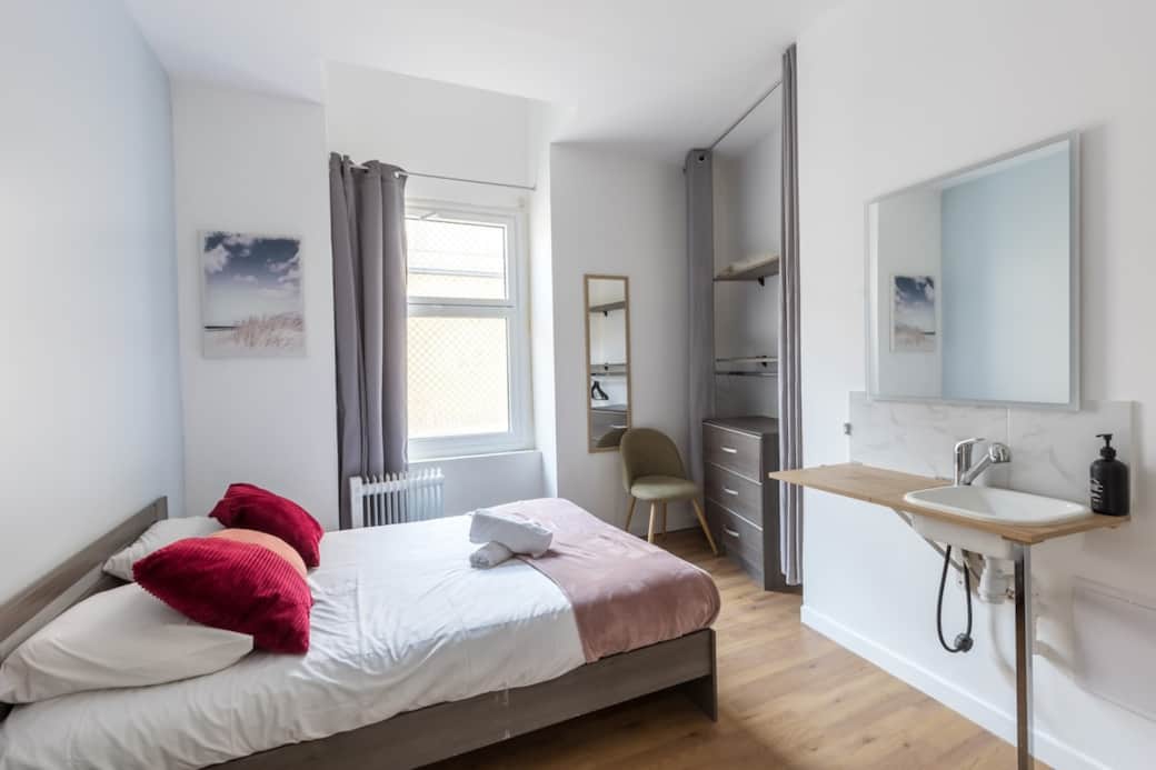 Chambre 3, au RdC, avec lit double et douche privée, accessible PMR