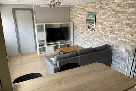 Une grande pièce à vivre agréable avec télévision (+180 chaînes accessibles).