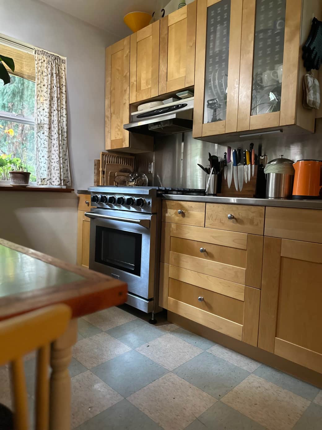 A small kitchen for unhurried meals and coffee.