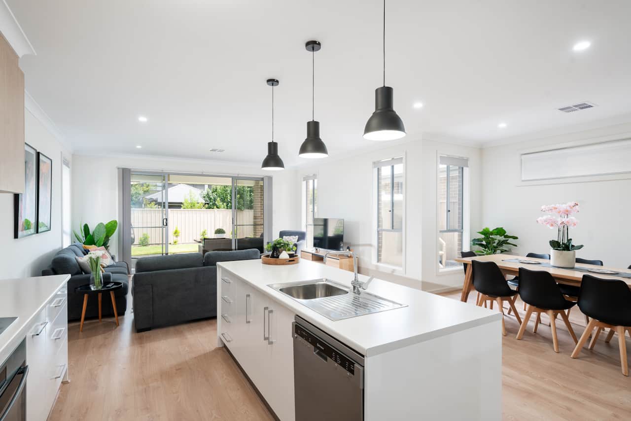 Experience modern living: Stylish furnishings in open-plan spaces. Comfort meets sophistication. 