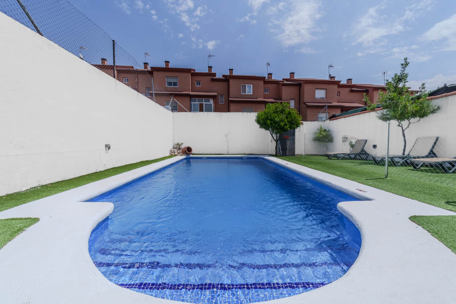 Chalet con piscina y barbacoa — foto 23