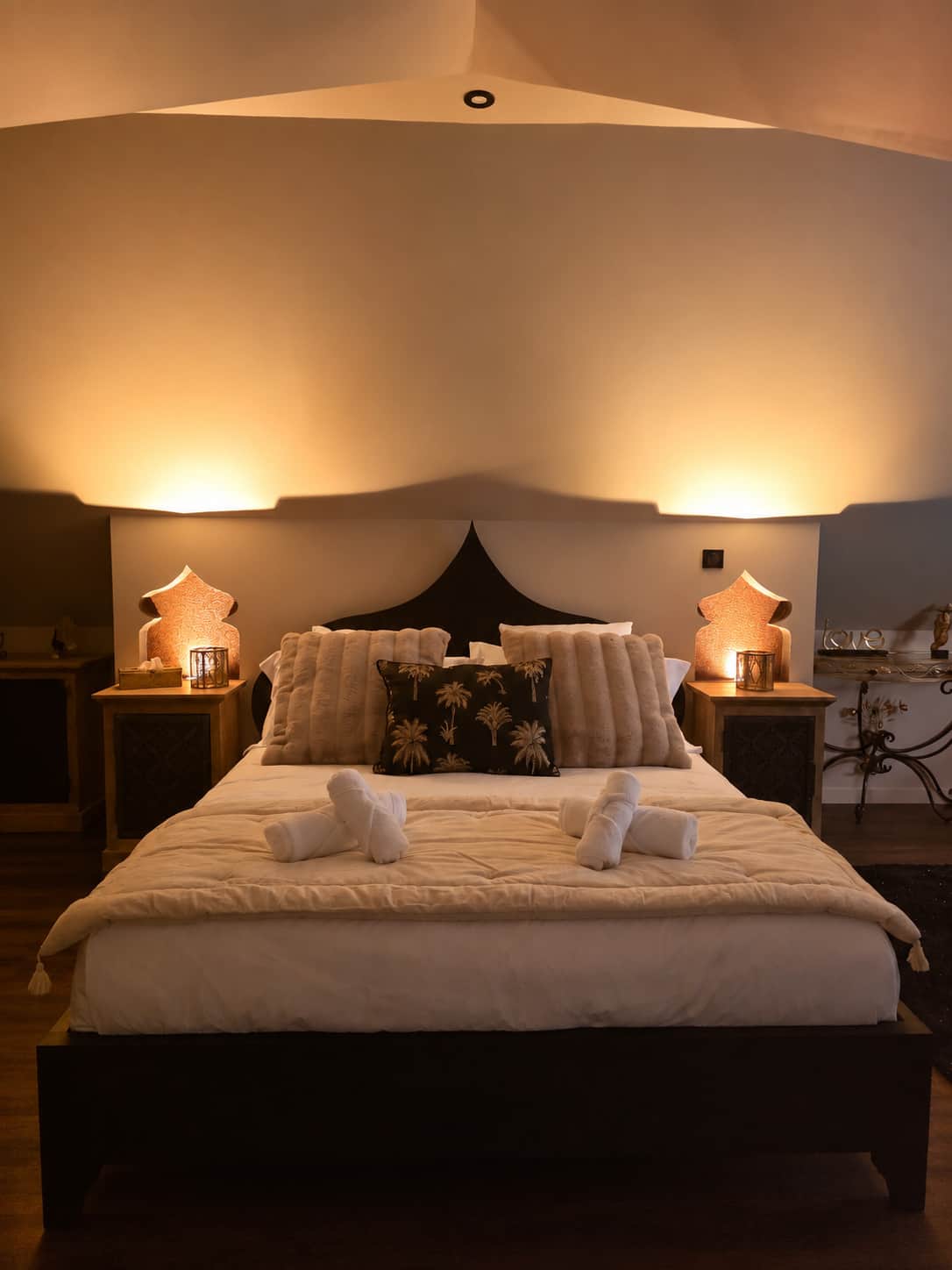 Une chambre chaleureuse aux accents d’Orient, pensée comme un véritable cocon