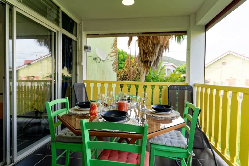 Une terrasse fonctionnelle avec bains de soleil