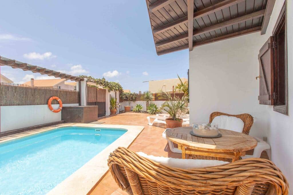 Relax next to the Pool
