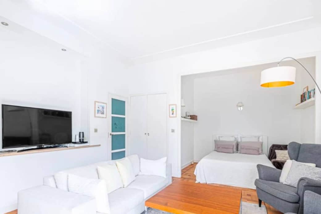 Living room and main sleeping corner with main bed (double bed 140x200cm) Living room and main sleeping corner with main bed (double bed 140x200cm)