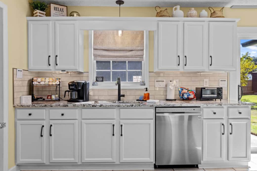 Help yourself with a variety k-cups coffee & Tea's flavor's, mix of sugars, creamers and honey. Coffee filters are available and regular ground coffee if you prefer to brew instead! Help yourself with a variety k-cups coffee & Tea's flavor's, mix of sugars, creamers and honey. Coffee filters are available and regular ground coffee if you prefer to brew instead!