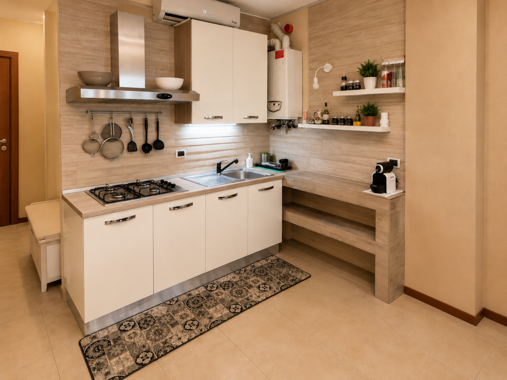 Elegante angolo cottura completo con macchina del caffè e ampi spazi