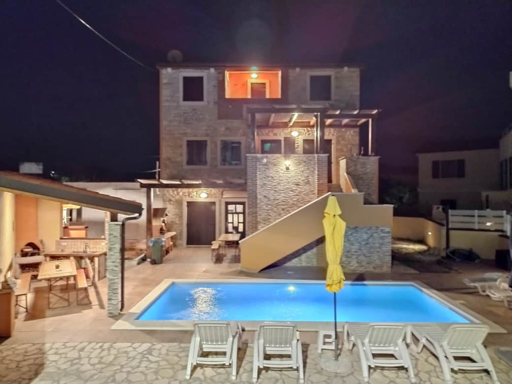 Casa Bozzero, vista notturna dal parcheggio interno