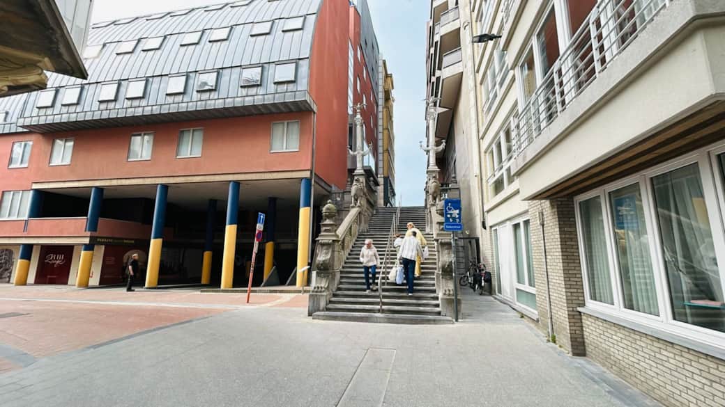 Op wandelafstand heeft u toegang tot de ondergrondse staanplaats (Breydelstraat)