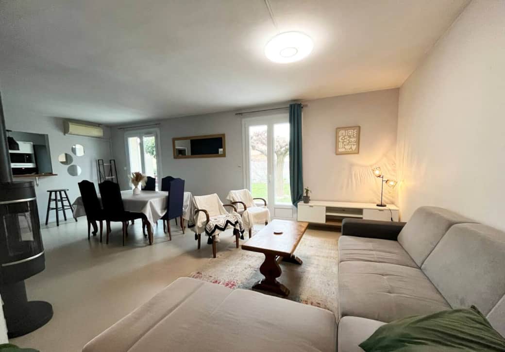 Le salon est spacieux et lumineux, avec un canapé d'angle convertible et des fauteuils, agrémenté d'un joli poêle contemporain pour se chauffer l'hiver... Le salon est spacieux et lumineux, avec un canapé d'angle convertible et des fauteuils, agrémenté d'un joli poêle contemporain pour se chauffer l'hiver...