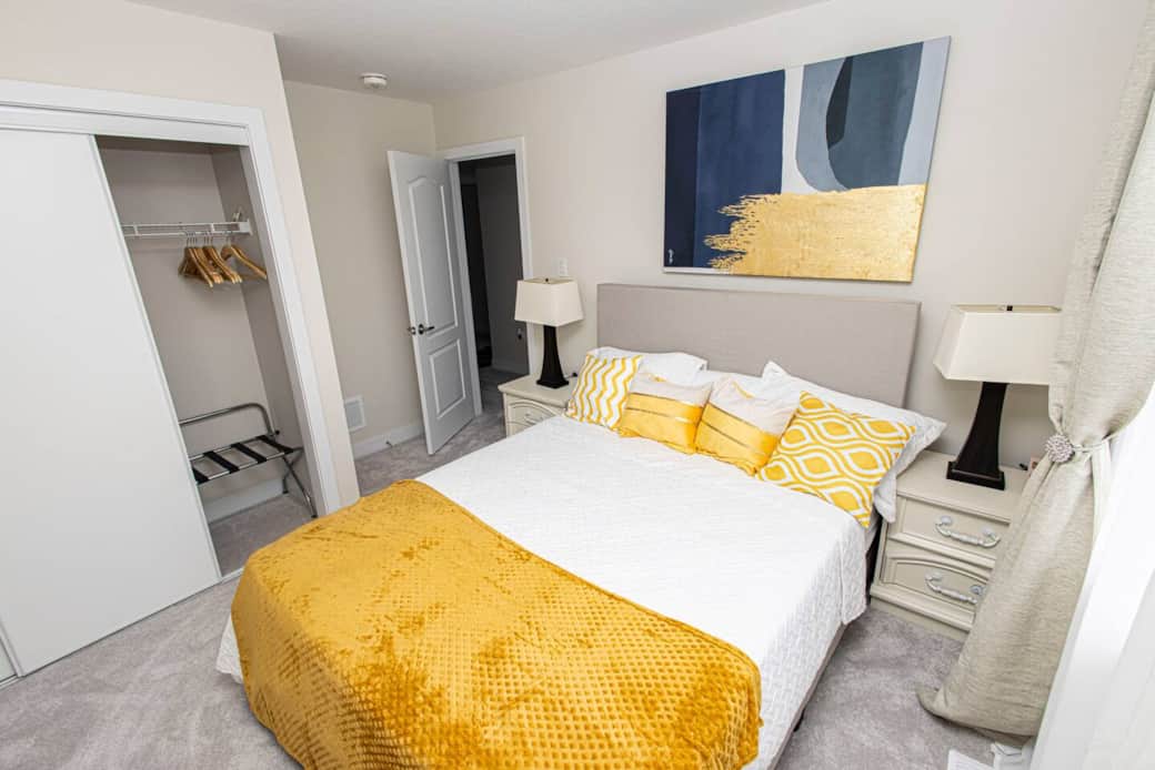 Sunshine Room, queen size Bed, private TV and Mini-Fridge  with canal view