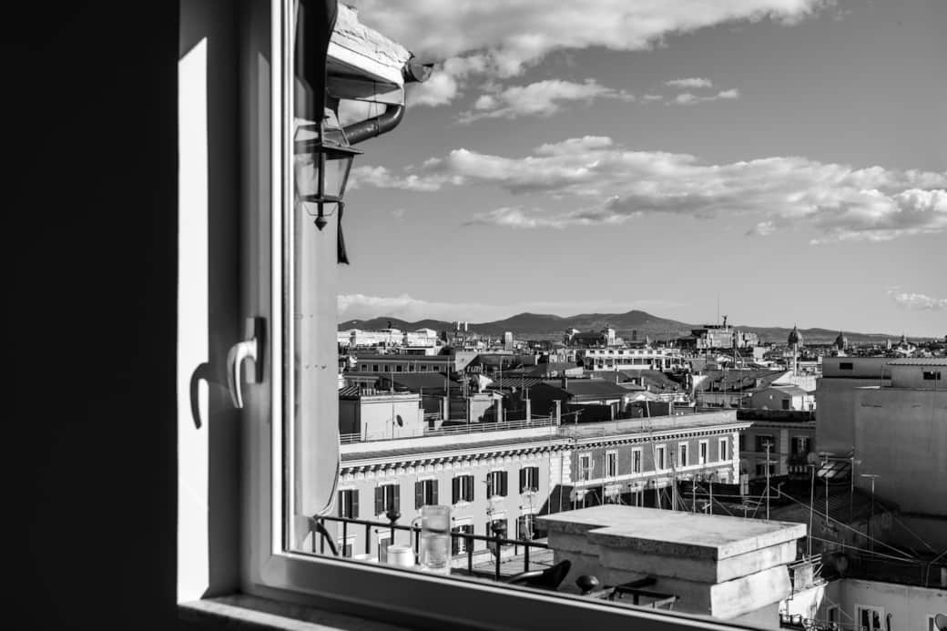 Tra la quiete del Living e l’orizzonte, un dialogo di luce.