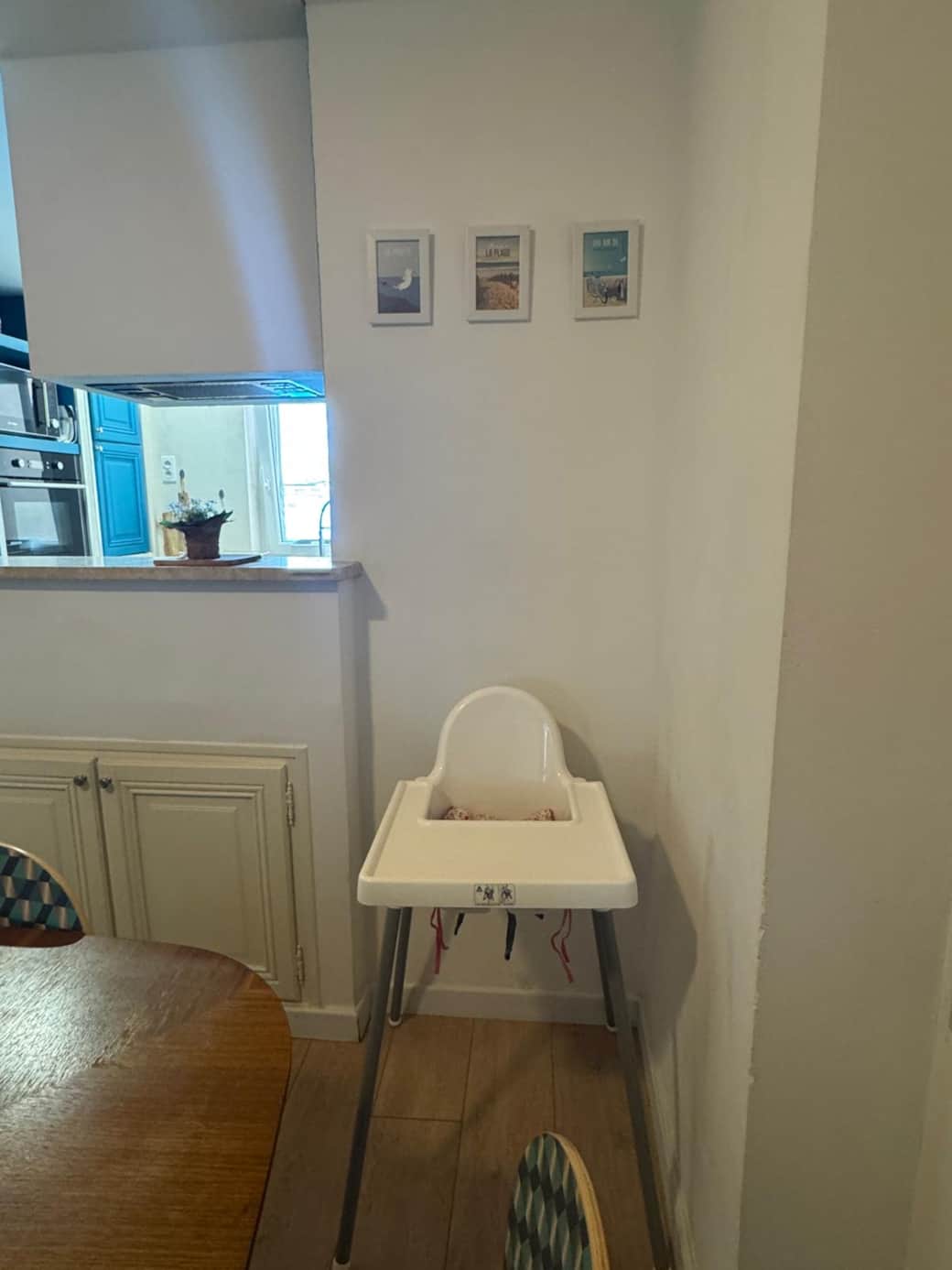 Chaise bébé dans salle à manger