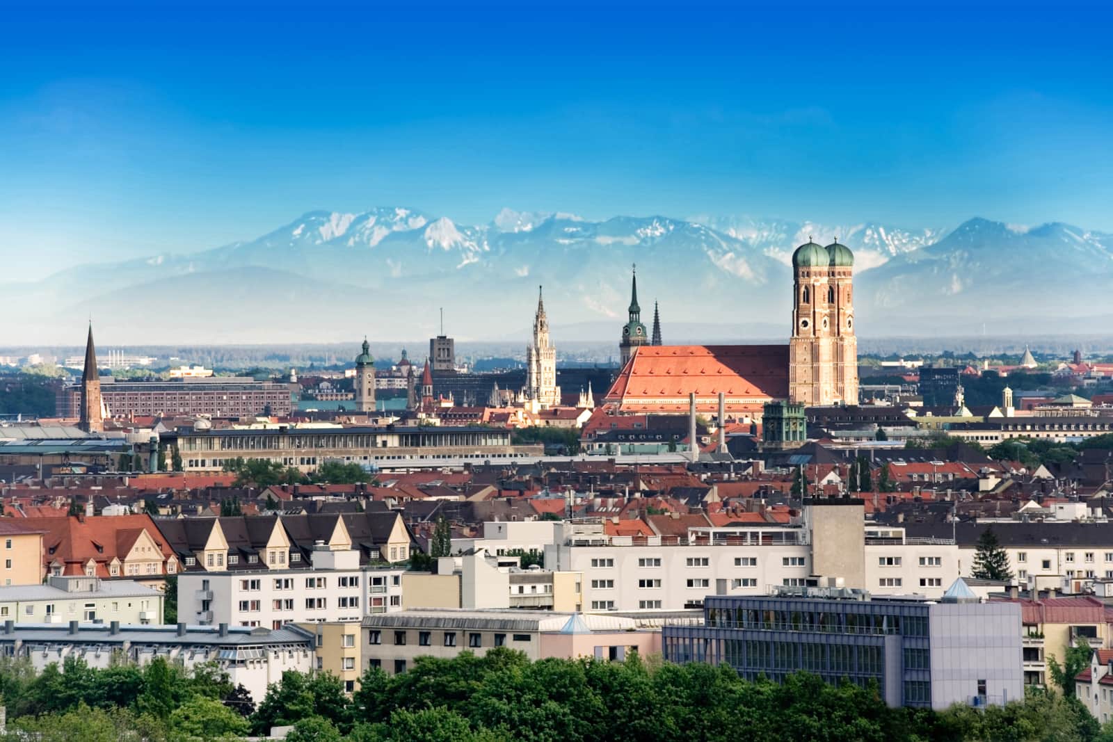 München mit Frauenkirche und Alpenblick