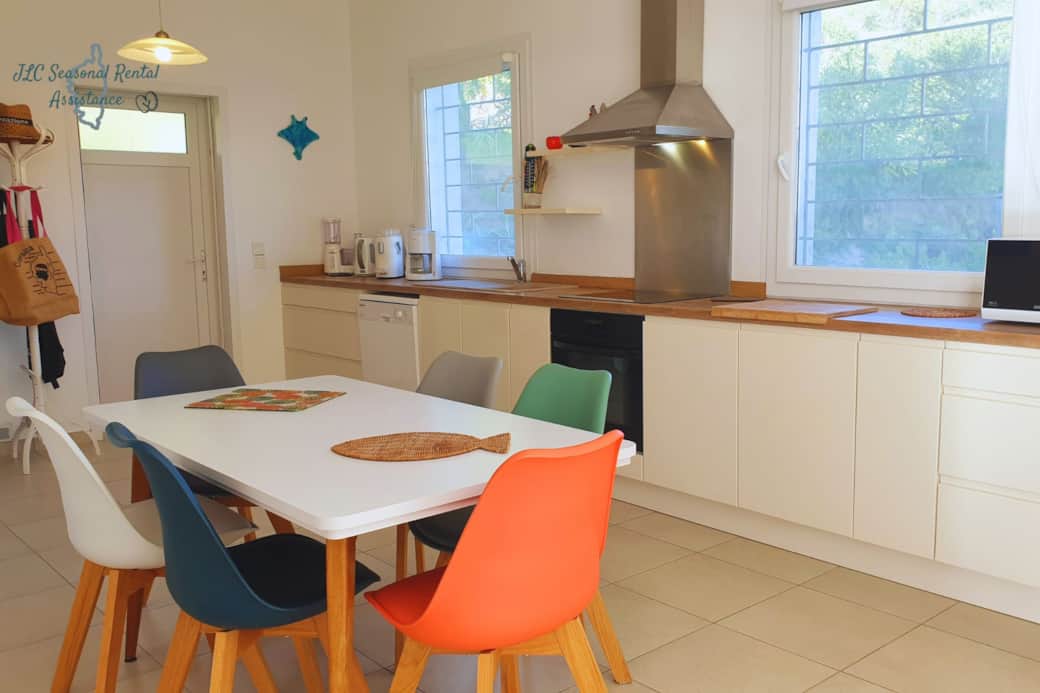 Fully equipped kitchen with a view of the small terrace and the garden