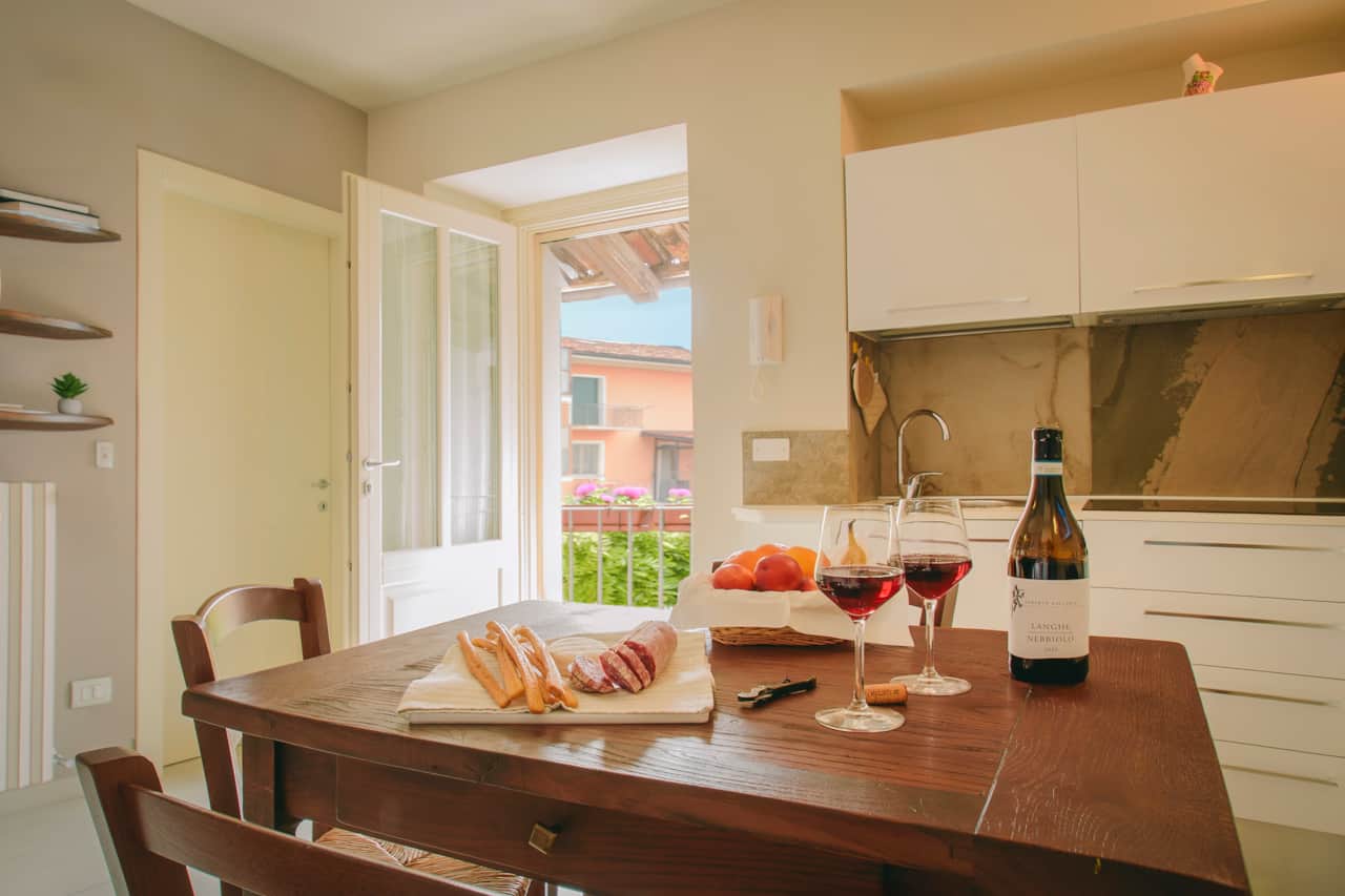 Zona giorno con cucina completa