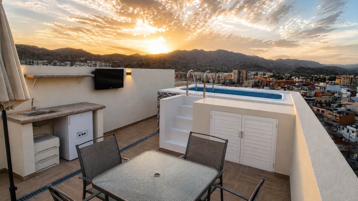 Piscina/jacuzzi de 7 m² con terraza de 25 m². Todo privado!
Dispone de mesa con sombrilla, 6 sillas, barbacoa con utensilios y TV. 

El lugar perfecto para relajarse y disfrutar de un precioso atardecer con vistas a los montes malagueños!