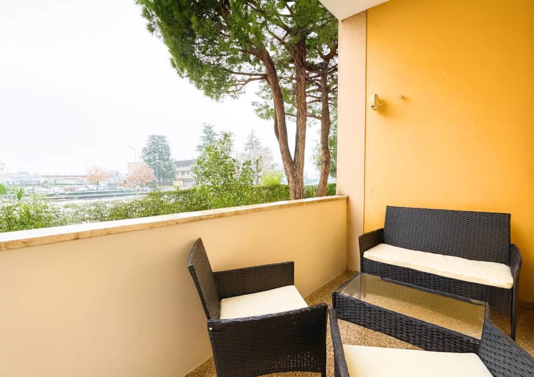 Balcone dove potersi rilassare all' aria aperta, gustandosi un buon caffè o un bicchiere di vino.