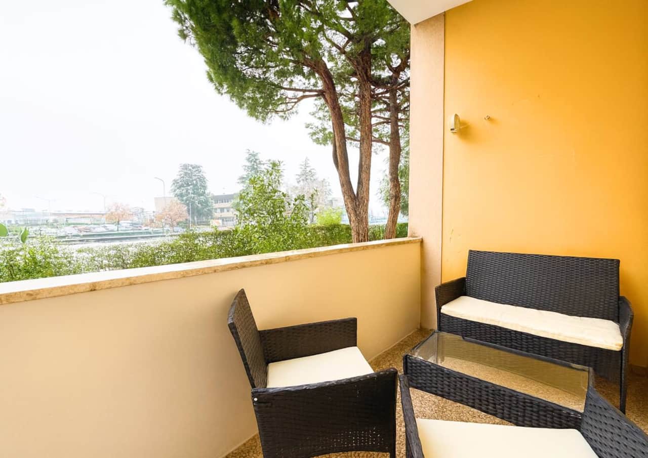 Balcone dove potersi rilassare all' aria aperta, gustandosi un buon caffè o un bicchiere di vino.